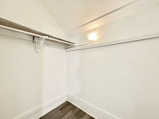 Building Photo - 533 Broadway St