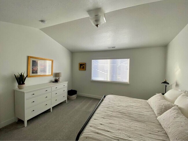 Building Photo - North Point Townhome