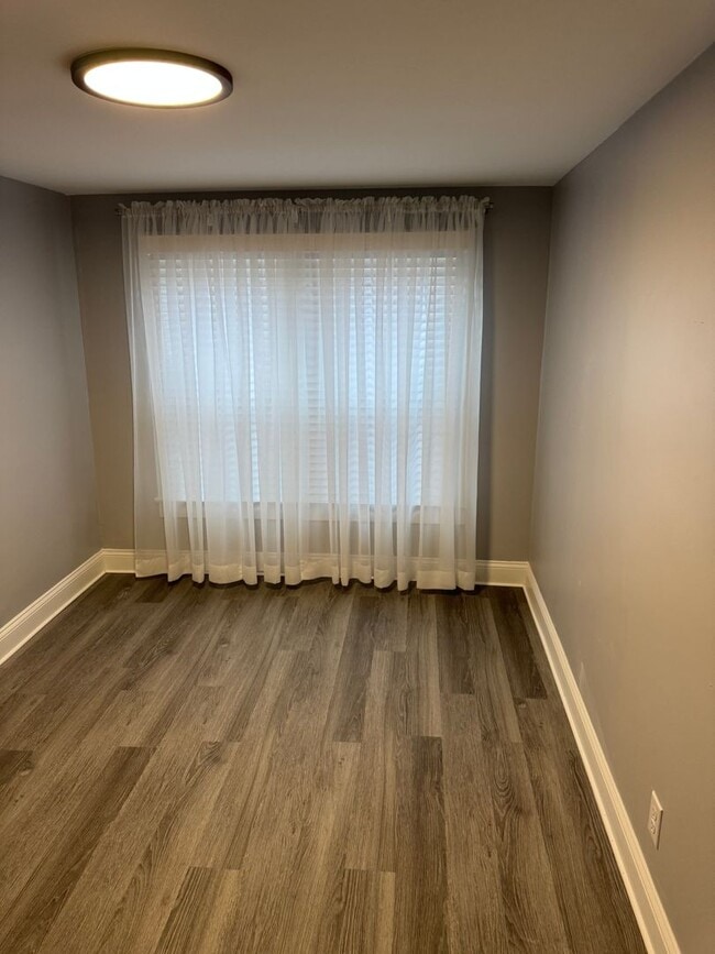 Building Photo - 2nd floor 2 bedroom 1 bath newly remodeled unit