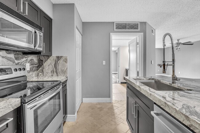 Building Photo - 2820 N Oakland Forest Dr