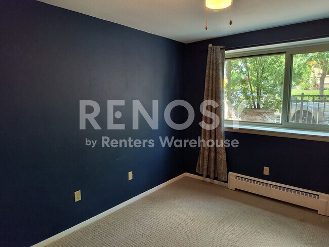 Building Photo - Available June 10th 2 Bedroom 1 Bath Condo in Minneapolis