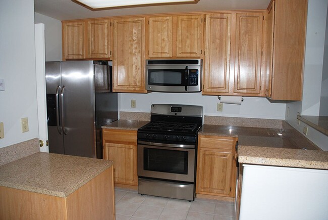 Building Photo - 1 bedroom townhouse in Tanamera