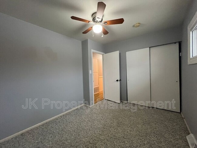 Building Photo - 333 Riverview 4 W