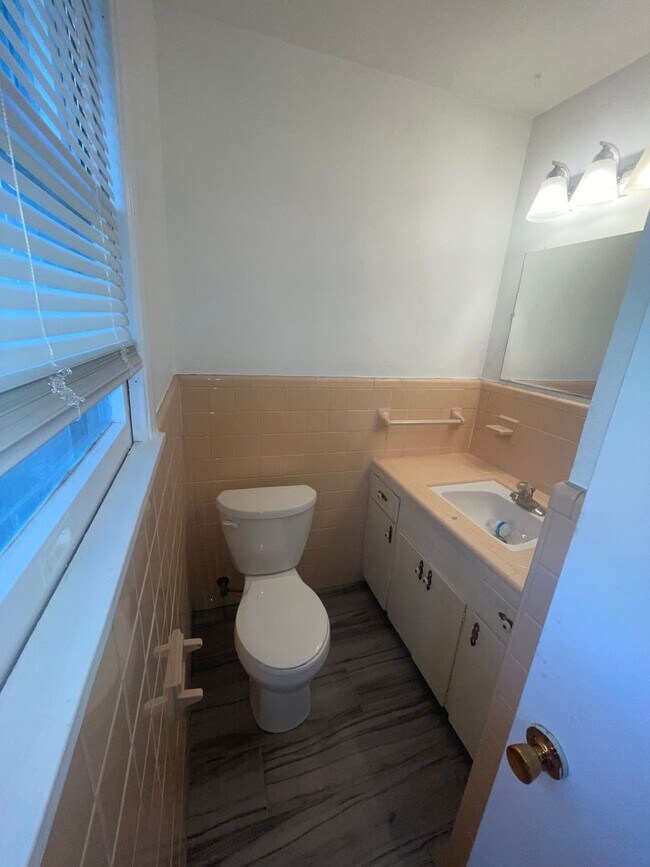 Building Photo - 3/2/2 home on a quiet street. Centrally lo...