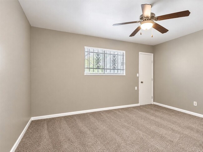 Building Photo - 4223 Oak Shadows Dr