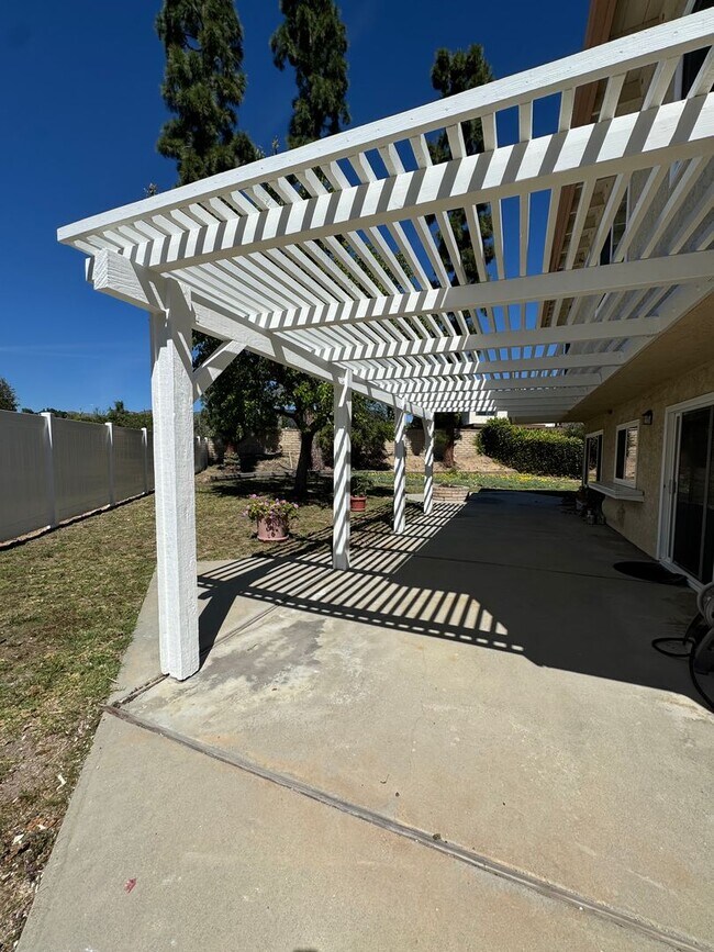 Building Photo - Prime Cul-de-Sac Location with Expansive Backyard