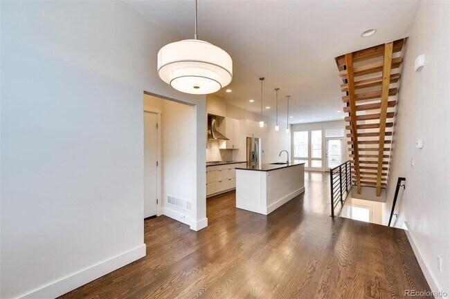 Building Photo - Immediate Availability! Stunning Modern lu...