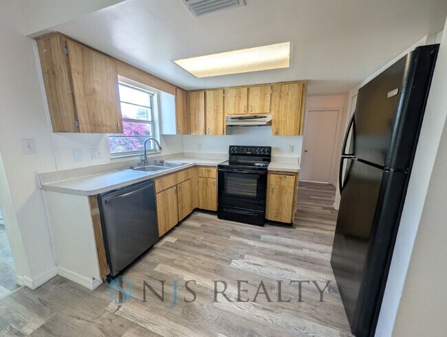 Building Photo - 3/1 over 1000sf home with New flooring, FRESH paint, open floorplan!!