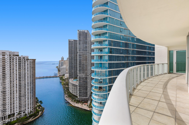 Building Photo - 300 S BISCAYNE Blvd