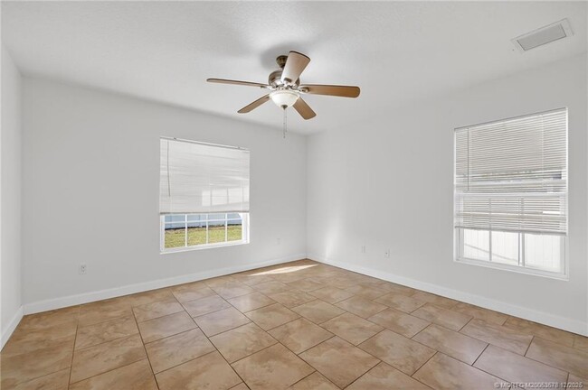 Building Photo - 1855 17th Ave SW