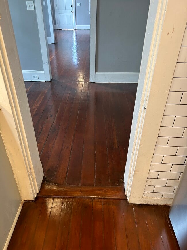 Building Photo - 935 N Roman St