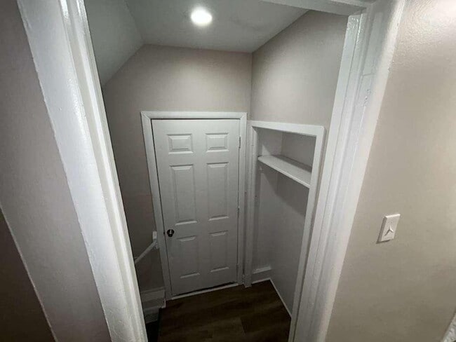 Building Photo - Colonial Ready For You