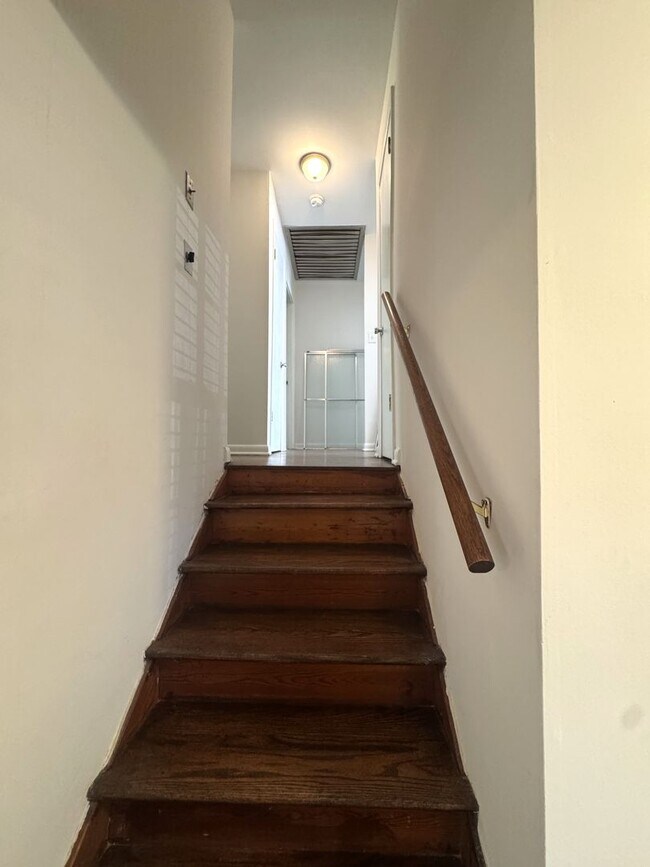 Building Photo - 5br home off S. Milledge For Rent