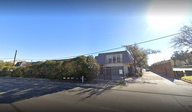 Building Photo - 8560 Park Ln