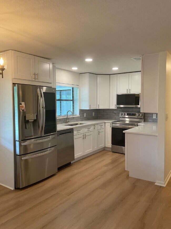 Building Photo - Charming 3-Bedroom Oasis with 2 Full Baths...