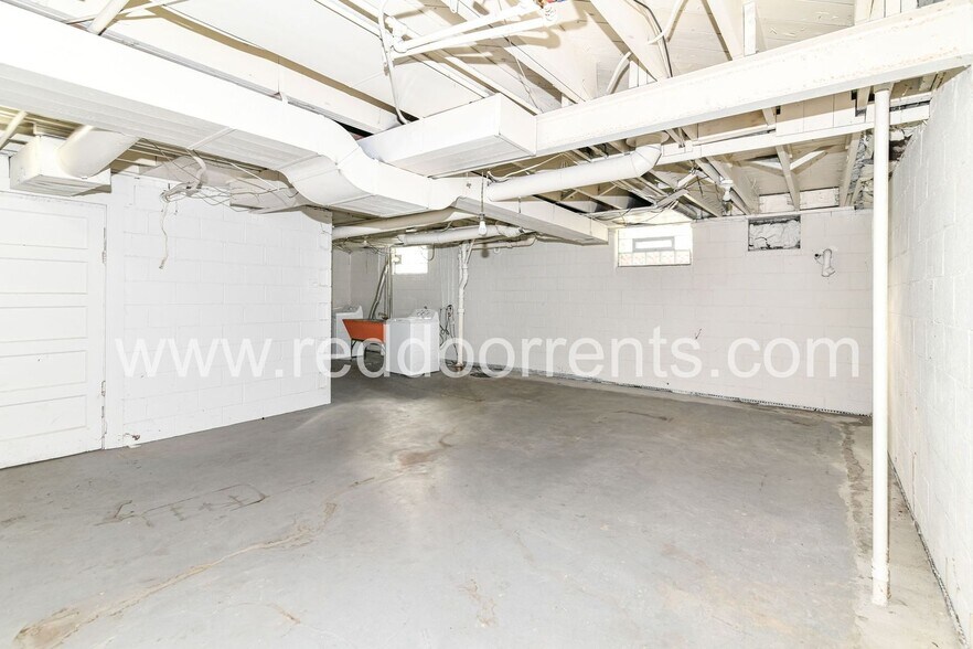 Building Photo - 125 E 49th St