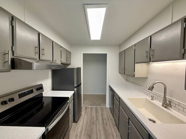 Building Photo - Beautiful 2 bed, 1 bath Shoreline Condo, $1975/mo.