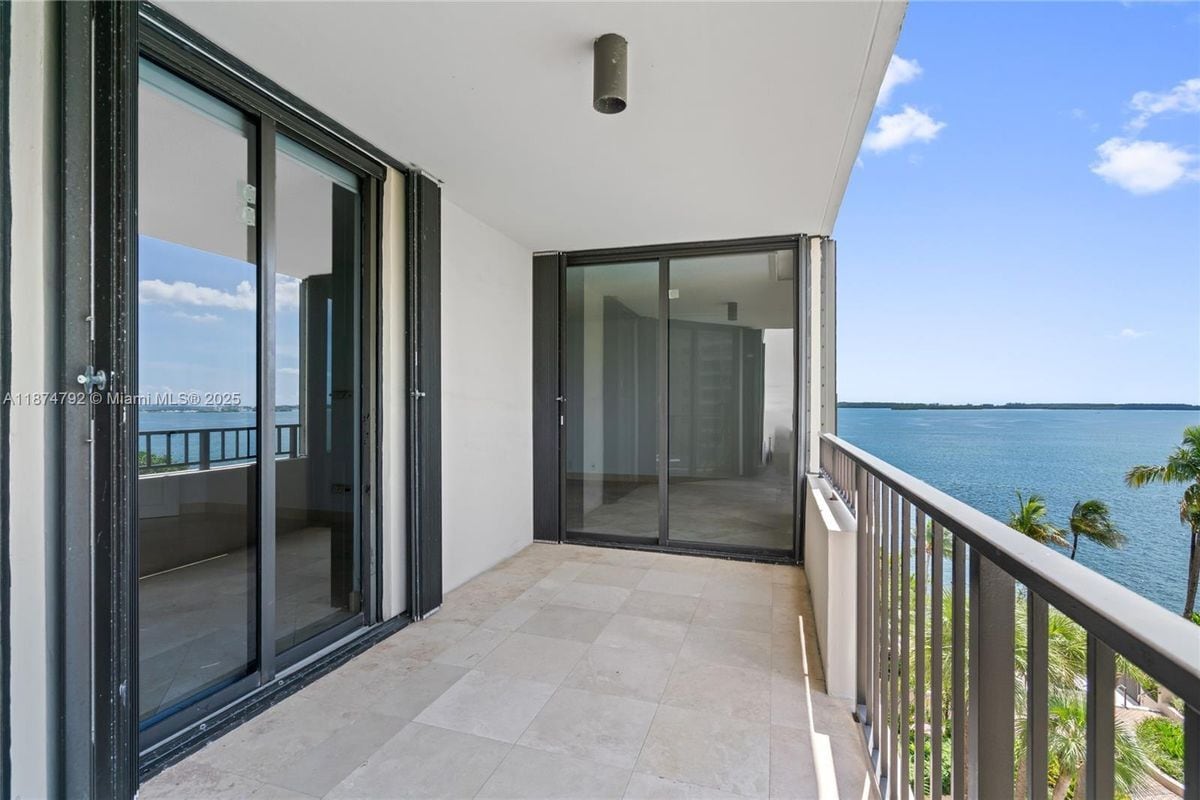 Building Photo - 520 Brickell Key Dr