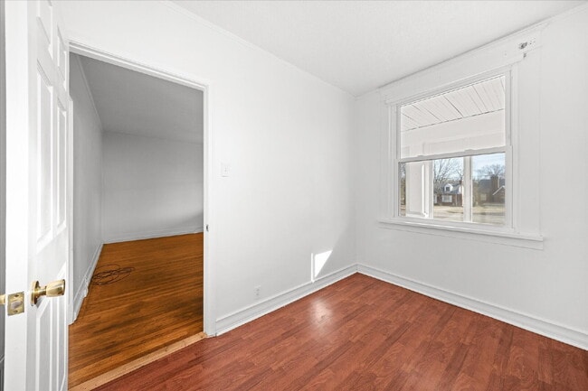 Building Photo - "Charming 3-Bed Haven with Hardwood Floors & 2 Full Baths in St. Louis!"  Hazelwood Schools.  Sec...