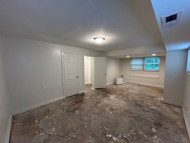 Building Photo - Spacious 2 Bed 2 Bath House with Storage /...