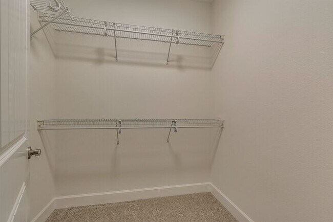 Building Photo - Move In Ready One Level Vaulted Ceiling Home Close to Pacific University!