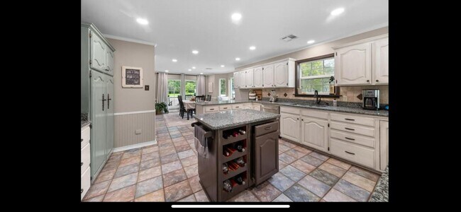 Building Photo - 203 Abigail Dr