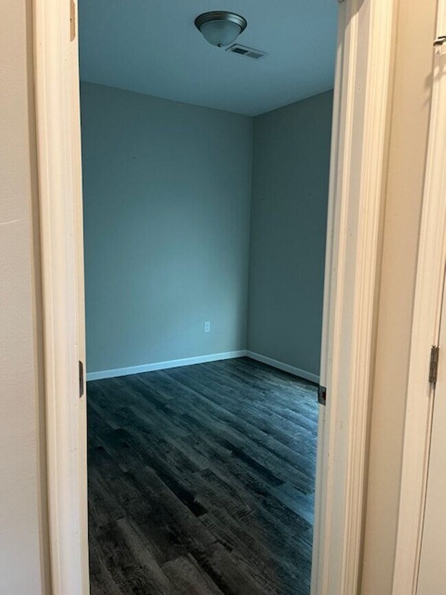 Building Photo - 3 Bedroom 2 Bath Duplex Located in Andover