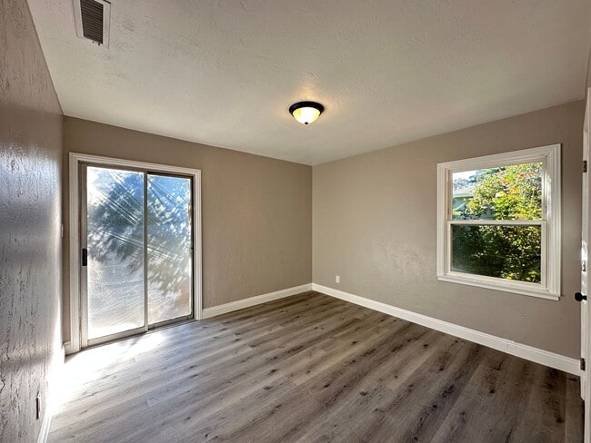 Building Photo - Remodeled Gem in Desirable Neighborhood