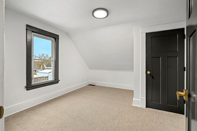 Building Photo - 3127 33rd Ave S