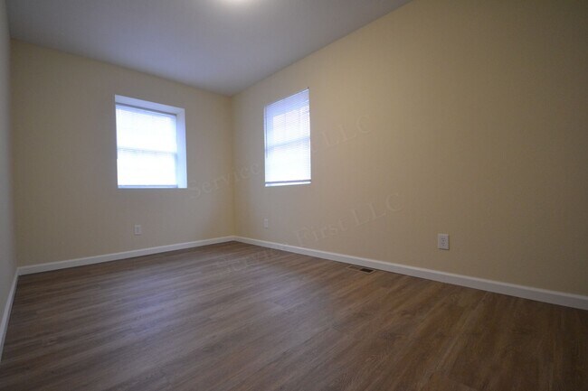 Building Photo - Spacious 3 Bed, 1.5 Bath Fourplex Unit in Buffalo, MO