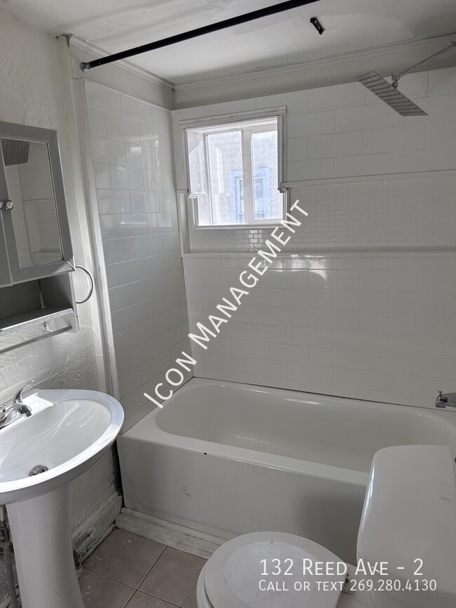 Building Photo - 132 Reed St