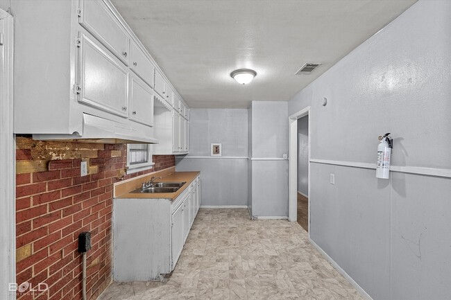 Building Photo - 2754 Lakehurst Ave