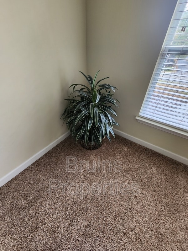 Building Photo - 7104 W Friendly Ave