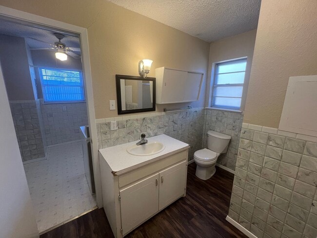 Building Photo - 730 W 17th Ln