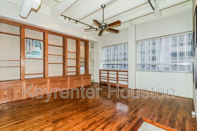 Building Photo - 705 Main St