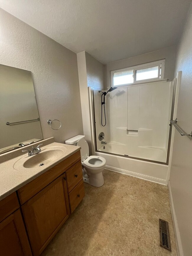 Building Photo - 515 Ash St