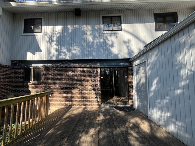 Building Photo - Newly listed!