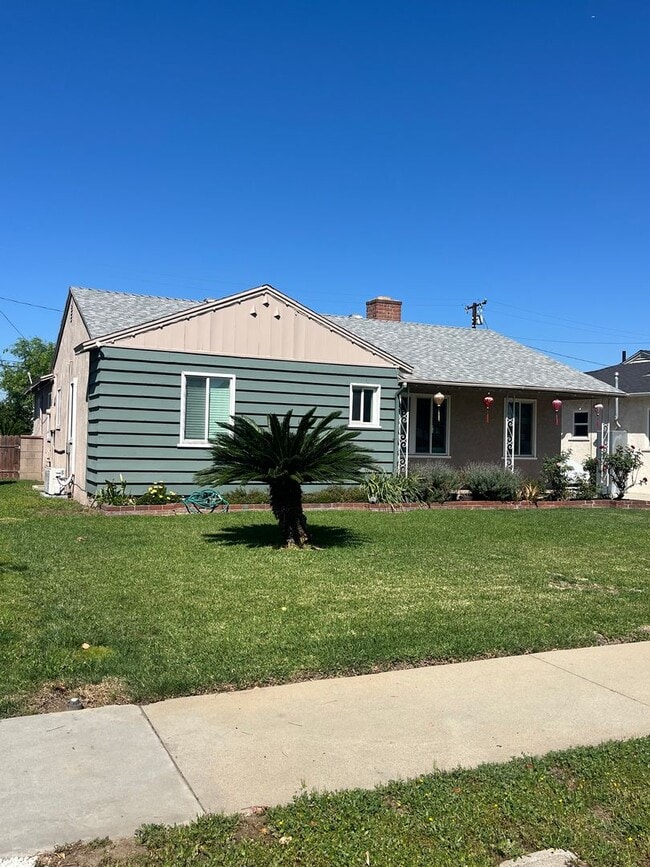 Building Photo - Home with a Cabin Style Family room and backyard Oasis