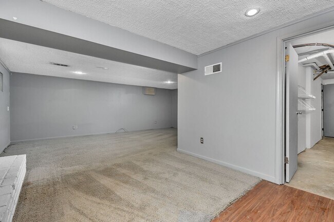Building Photo - Anderson - Updated and spacious 3 bed 2.5 ...