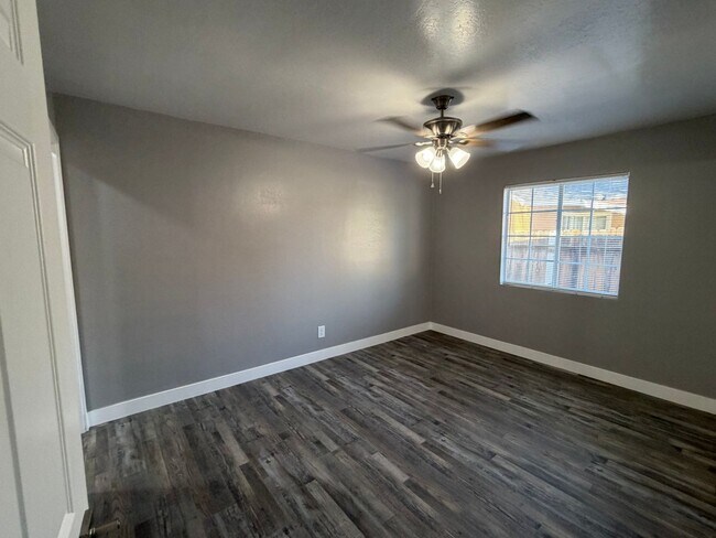 Building Photo - Newley Remodeled 3 BD 2 BA house with Big lot in SW Bakersfield