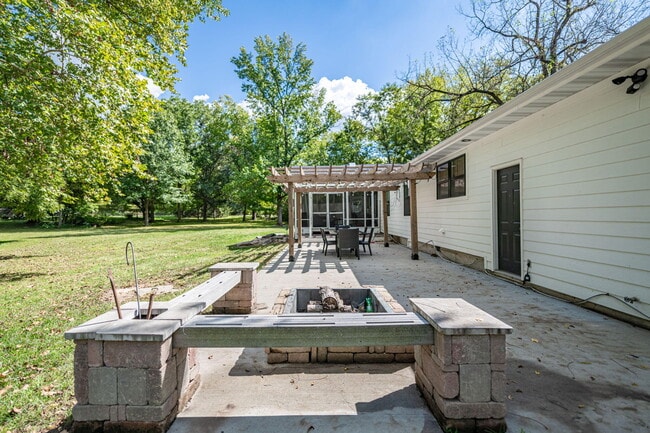 Building Photo - 502 N Strawn Rd