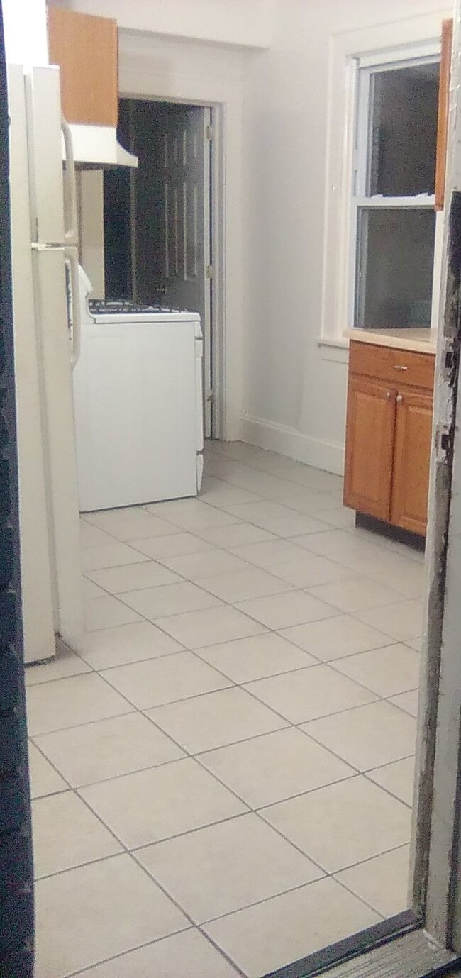 Building Photo - 89 Maple St