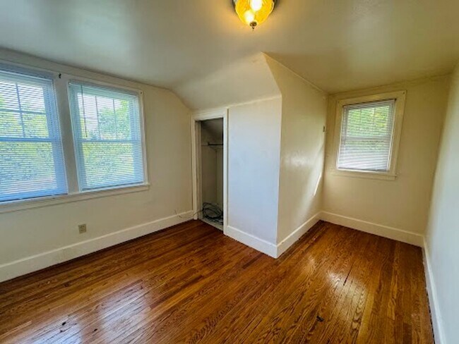 Building Photo - 4 Bedroom/ 1 Bathroom House - Great View (...