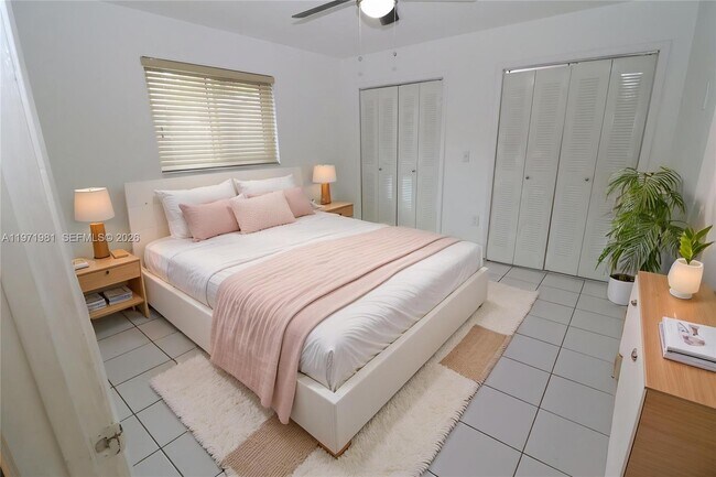 Building Photo - 230 SW 30th Ave