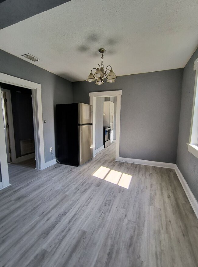 Building Photo - 2-Bedroom WITH SUNROOM Home for Rent in Downtown Winter Haven