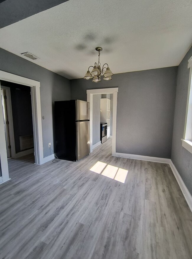 Building Photo - $400 OFF SECOND MONTH --- 2-Bedroom WITH SUNROOM Home for Rent in Downtown Winter Haven!!