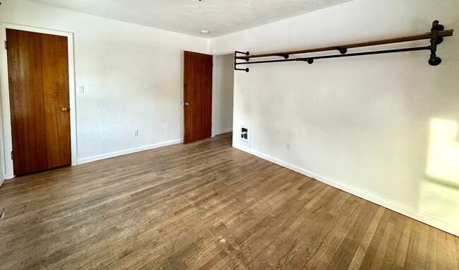 Building Photo - Centrally Located 3BR - 1BA close to every...