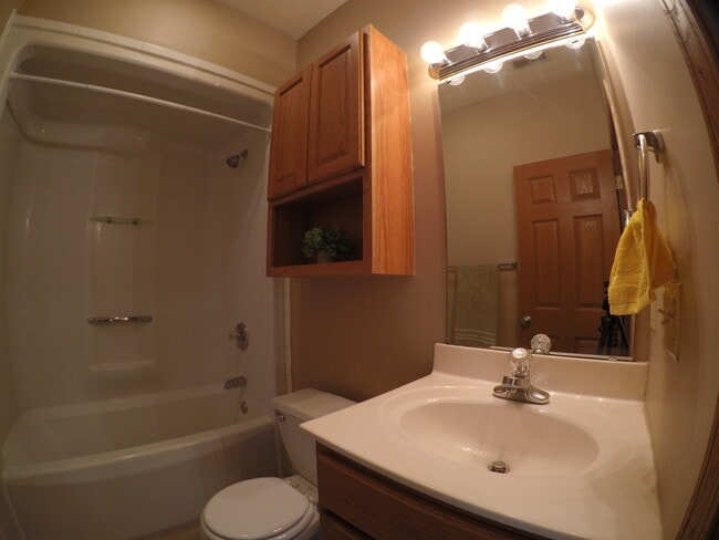 Building Photo - 302 N Chauncey Ave