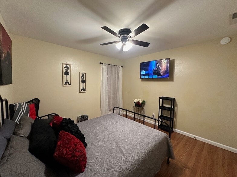 Building Photo - 8702 Village Dr