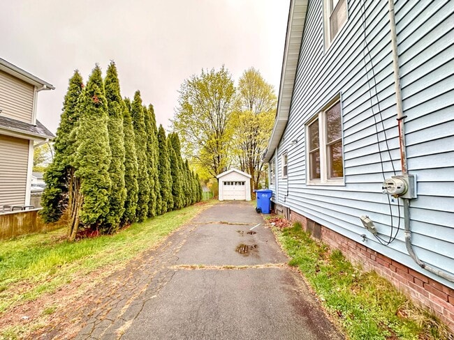 Building Photo - Lovely 3-bed Single Family Home in Hamden! Gorgeous Hardwood Floors throughout!